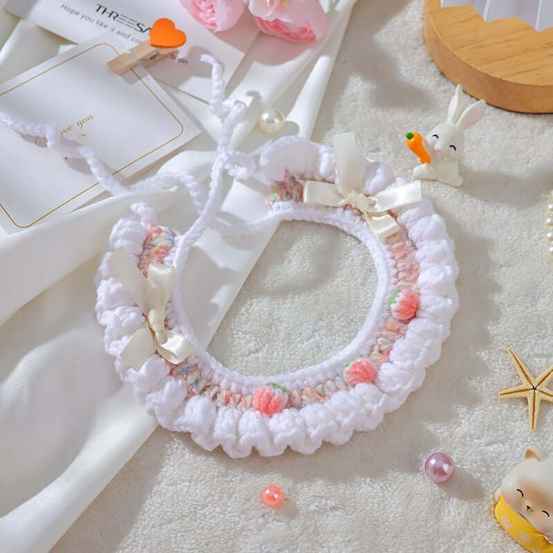 Collier tissé en laine pour chatons British Shorthair avec nœud rose et dentelle crème fraise.