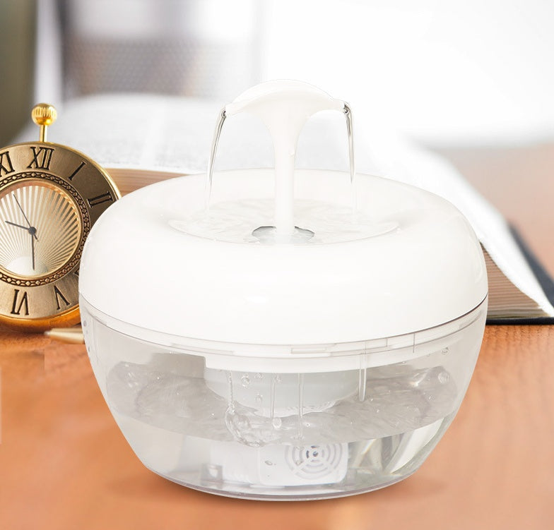Distributeur d'eau purificateur automatique pour animaux avec design élégant sur table en bois.