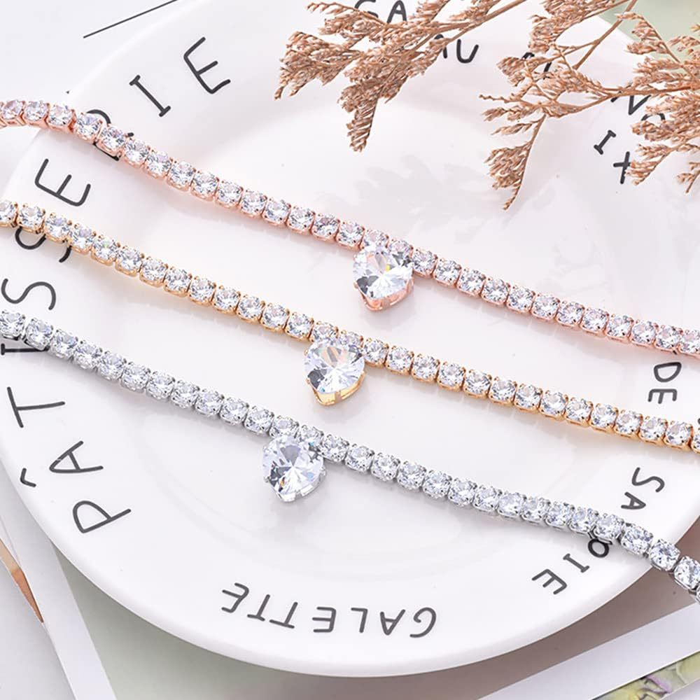 Collier en rhinestones en forme de cœur pour animaux, présenté sur une assiette stylée.