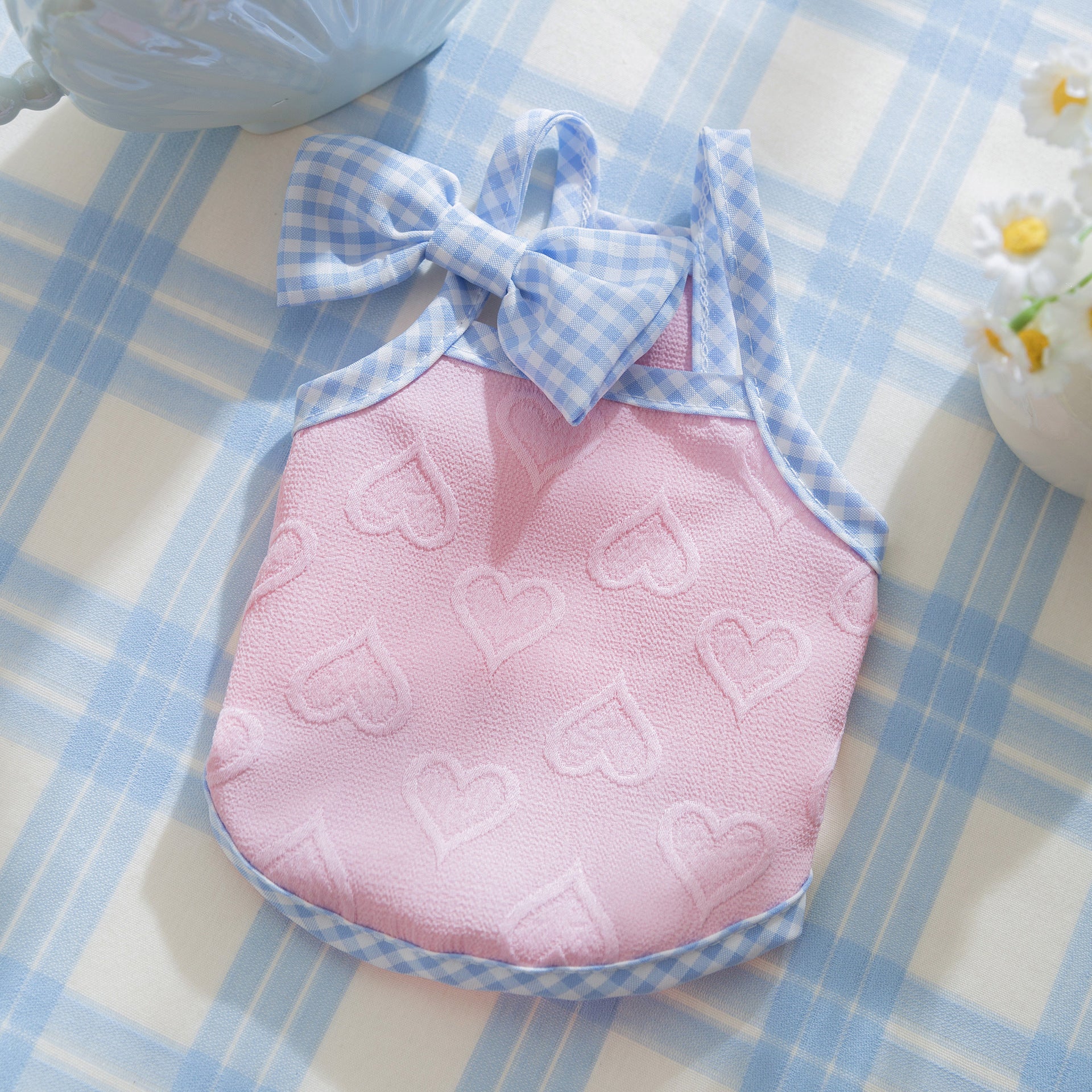 Salopette texturée cœur pour petits chiens, avec nœud, disponible en couleur rose et bleu vichy.