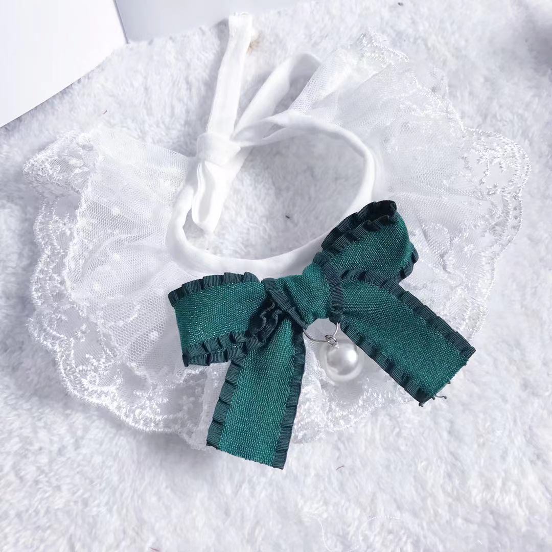 Bavoir en dentelle blanc avec nœud vert et perle, pour chiens et chats, élégant et pratique.