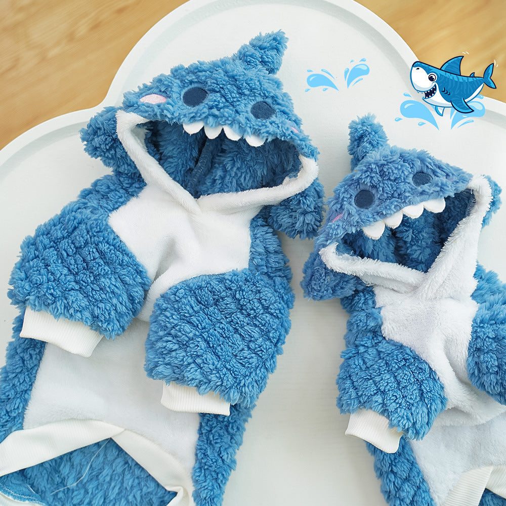 Vêtements en peluche pour animaux de compagnie : pull requin mignon pour chiens et chats, tissu doux et confortable.
