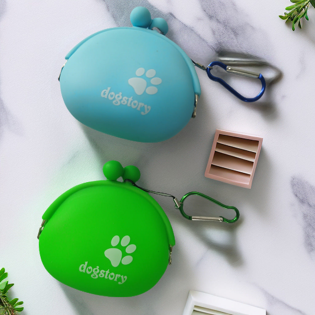 Sac à friandises en silicone pour animaux en bleu et vert, accessoires pratiques pour chiens et chats.