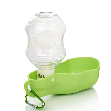 Distributeur d'eau en plastique pour animaux de compagnie avec porte-carte et bouteille intégrée.