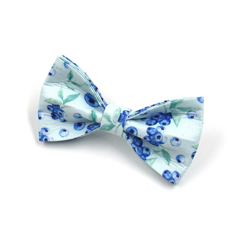 Nœud papillon en tissu à motif myrtille, parfait pour accessoiriser les vêtements de votre animal.