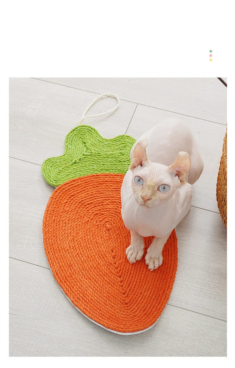 Chat sur un tapis à gratter en forme de carotte, idéal pour le grattage et le jeu des animaux domestiques.