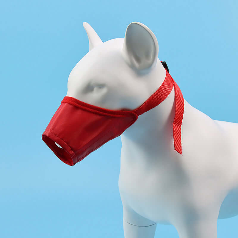 Masque Anti-Morsure Ajustable pour Chien en toile Oxford rouge sur un mannequin canine.