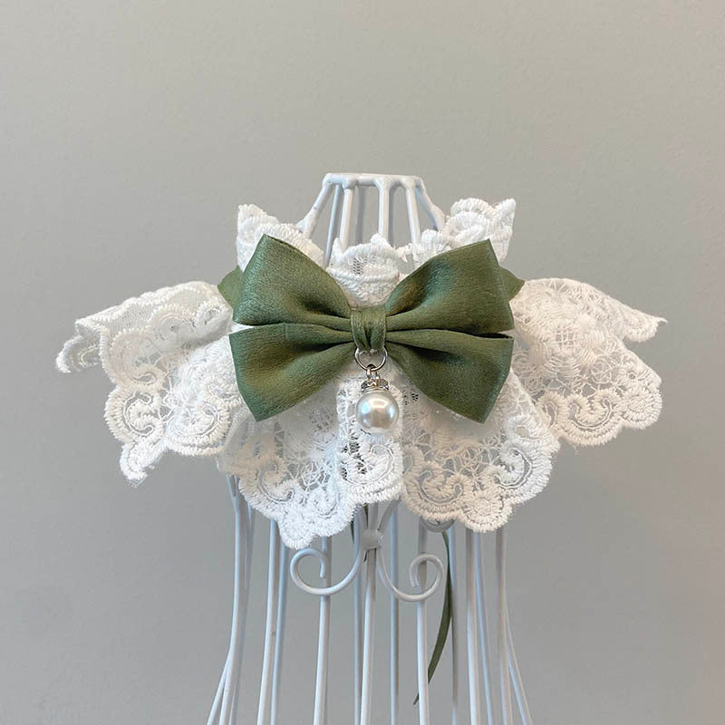 Écharpe élégante pour chat avec nœud vert et bijou en perle, idéale pour des accessoires de mode pour animaux.