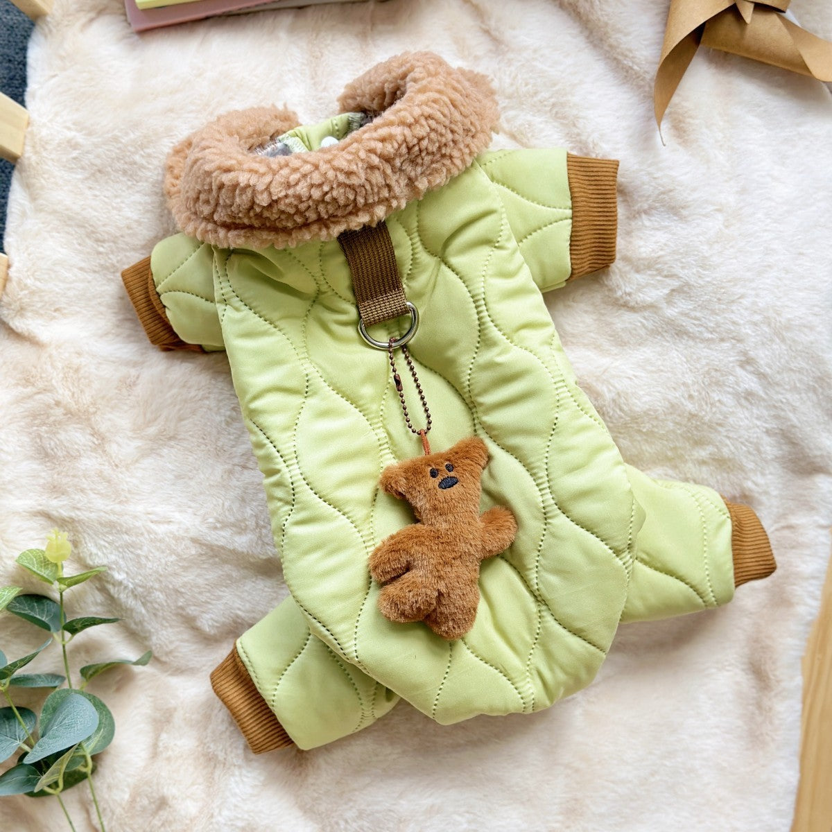 Vêtement pour chiens vert clair en coton bio avec jouet ourson suspendu, idéal pour tous les types de chiens.