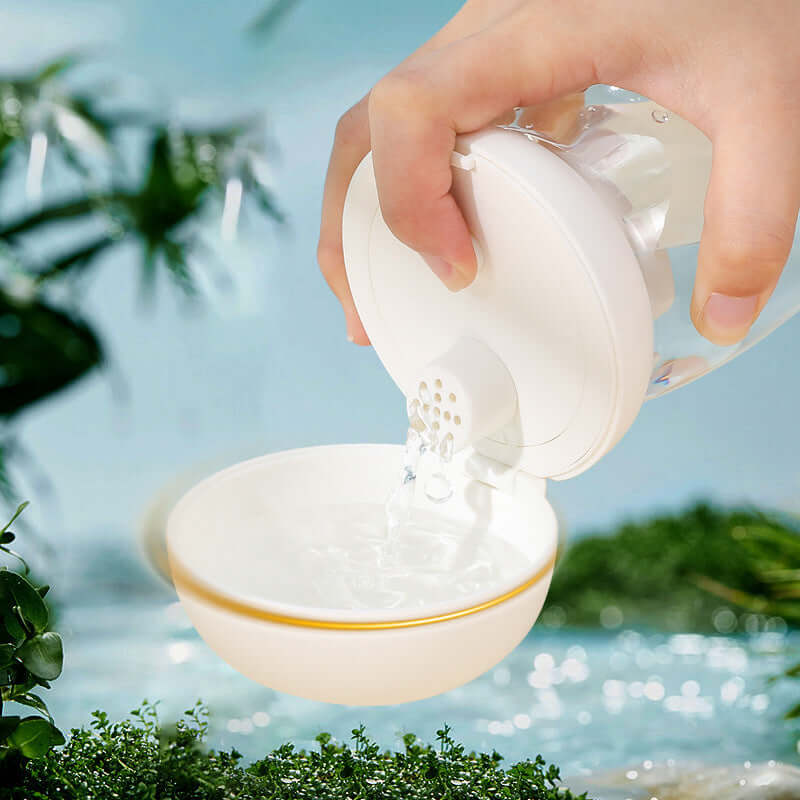 Gobelet pliable et portable versant de l'eau pour animaux de compagnie, idéal pour hydratation lors de promenades.