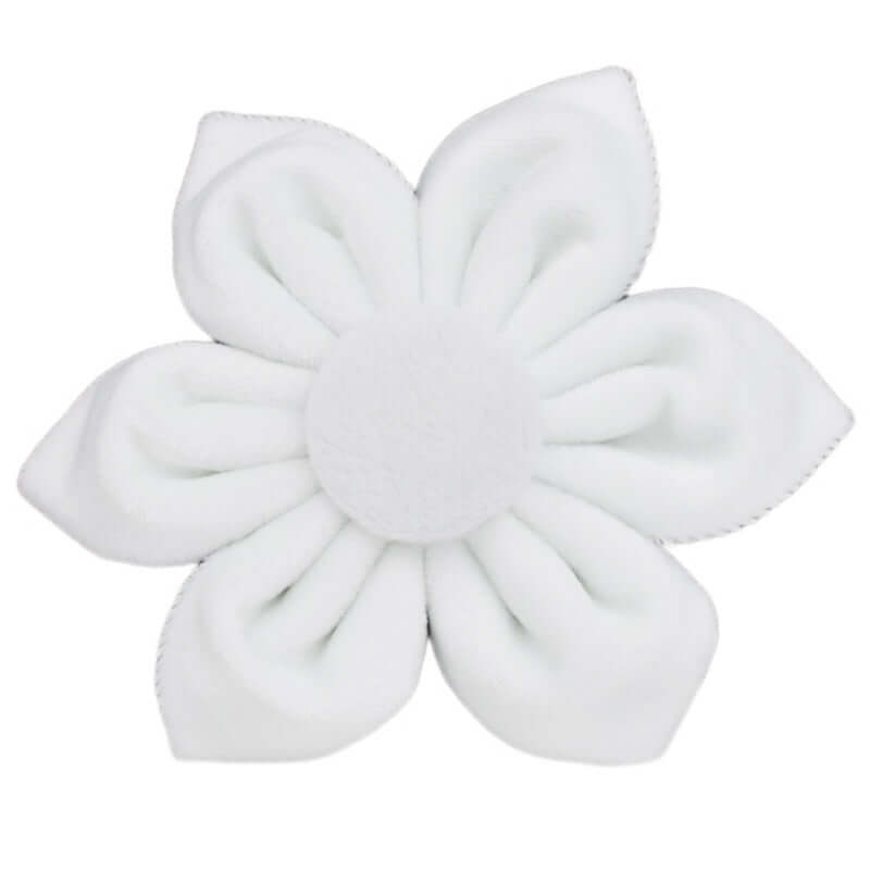 Fleur en tissu blanc doux, parfaite pour accessoires de mode, décoration ou cadeaux.