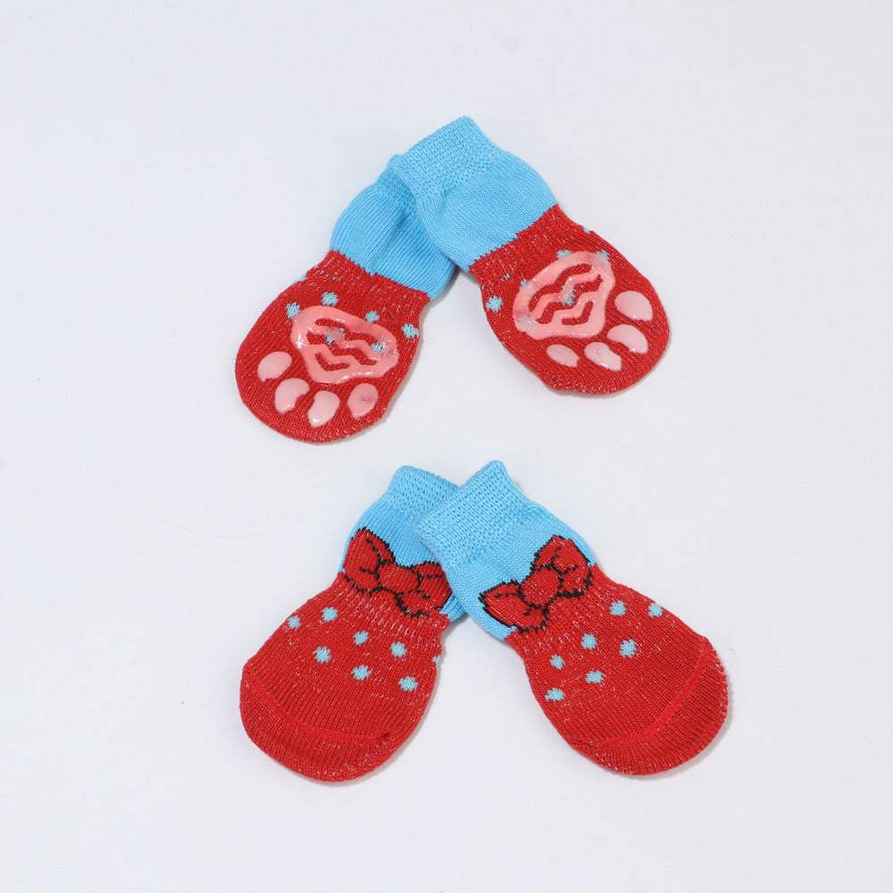 Chaussettes intérieures rouges et bleues pour animaux de compagnie avec motifs anti-dérapants et pattes imprimées.