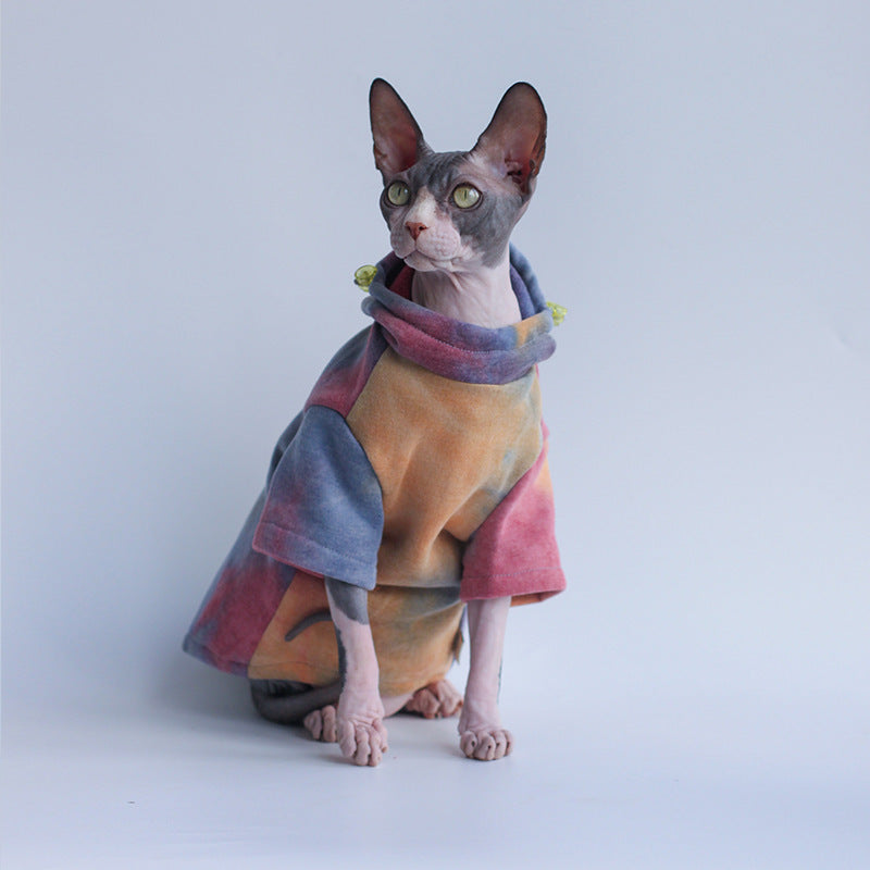 Chat portant un hoodie tie-dye chaud en velours, offrant un look décontracté et coloré.