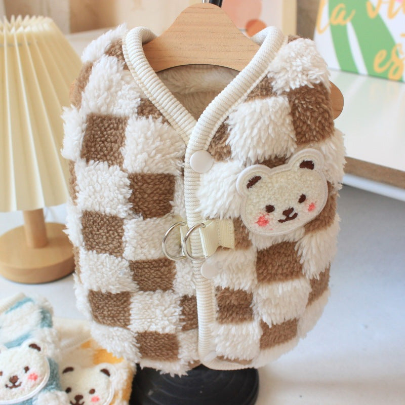 Gilet en fleece pour chien à motifs checkered avec ourson, idéal pour le confort et la chaleur des animaux.