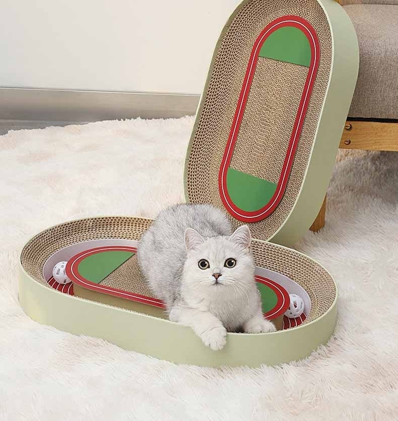Chat gris se reposant sur un plateau à griffer en carton imitant un terrain de football.