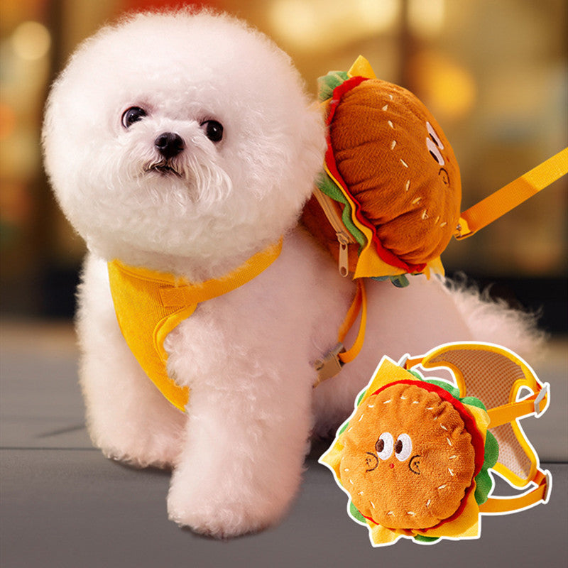 Chien avec sac à dos en forme de burger, portant un harnais jaune pour promenades amusantes