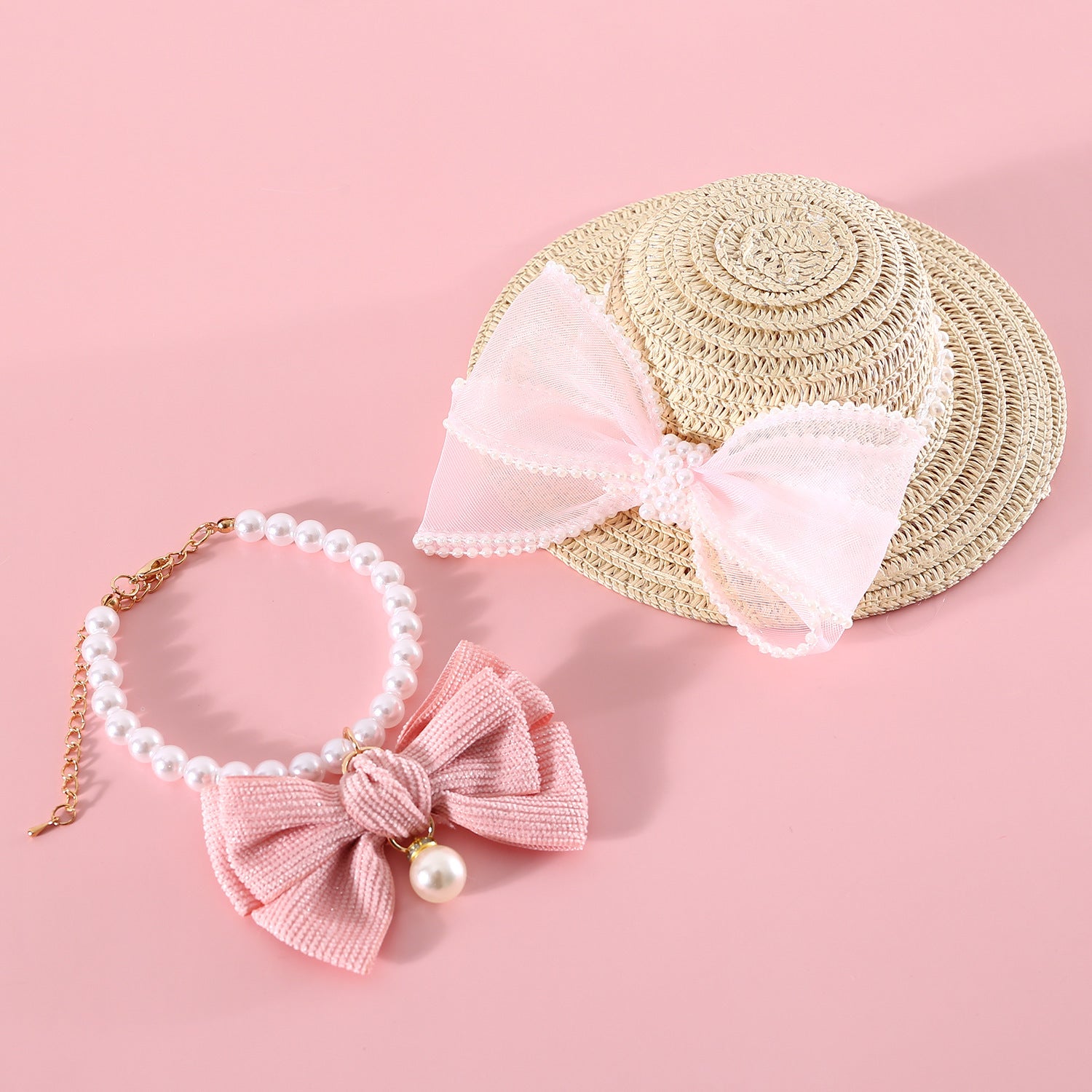 Chapeau en paille pour chat avec nœud en perles et collier élégant, accessoires pour animaux de compagnie.