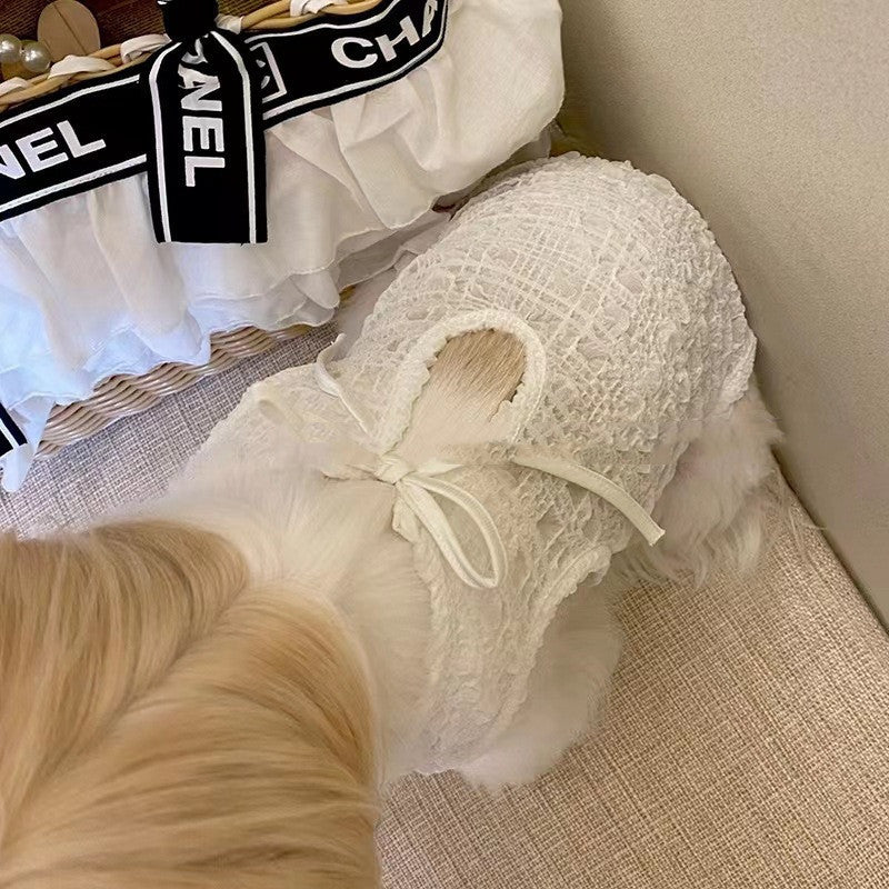 Gilet ventilé léger blanc pour chien, style chic avec nœud, idéal pour les animaux.