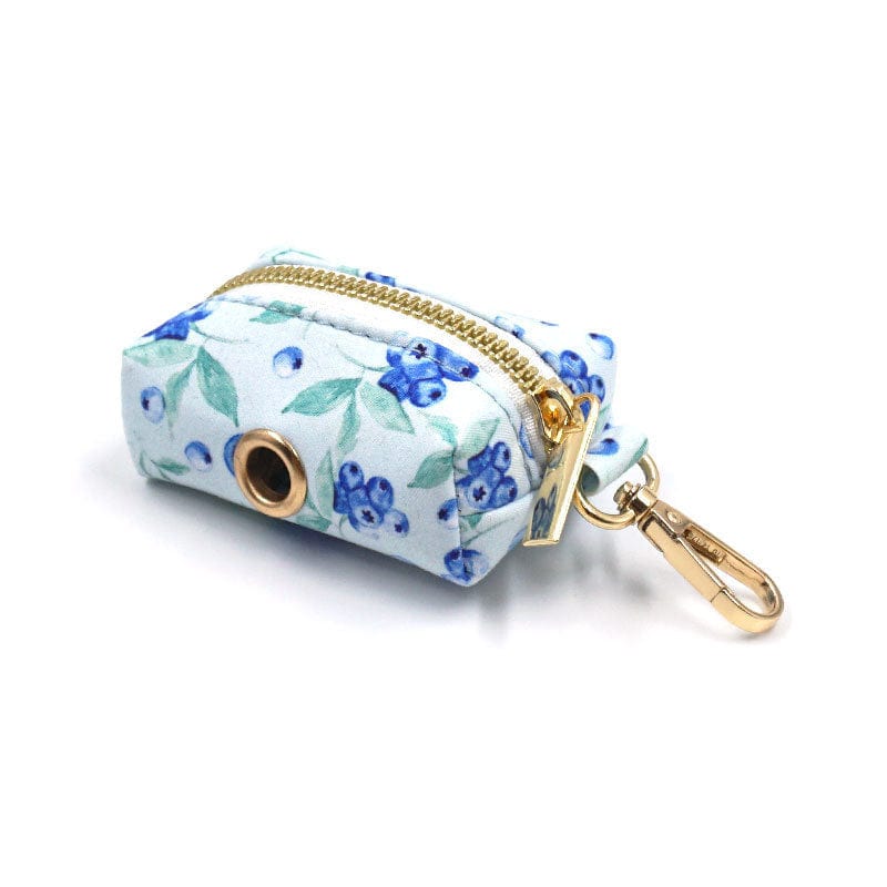 Petit porte-sacs à déjections pour chien, motif fleurs bleu, avec fermoir doré et clip.