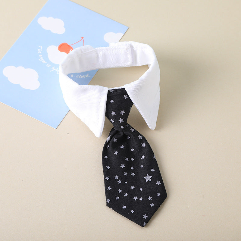 Cravate pour chien élégante avec motif étoilé, parfaite pour un look chic et stylé pour animaux.
