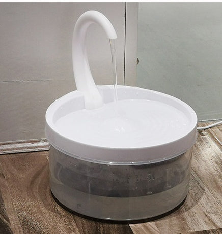 Fontaine à eau automatique pour animaux avec robinet, incitant à boire plus d'eau fraîche.
