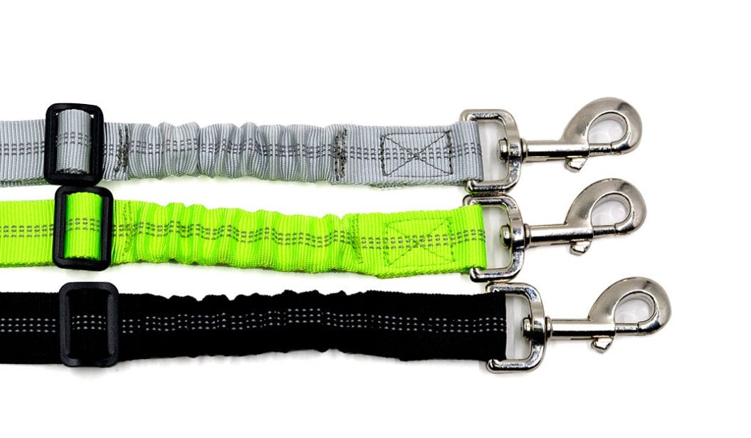 Ceinture de sécurité réglable pour chien avec clips en alliage, disponible en gris, vert fluo et noir.