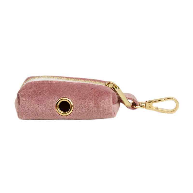 Porte-clés en velours rose avec fermeture éclair et attache en or pour accessoires de mode.