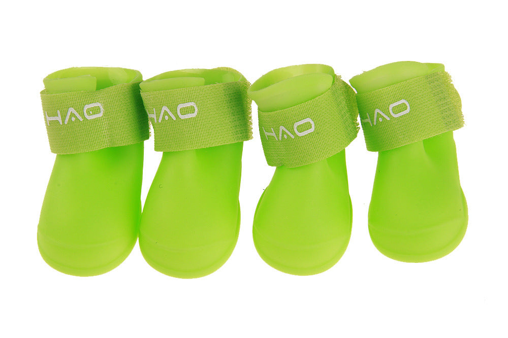 Bottes de pluie pour chiens en PVC vert vif, confortables et élégantes, idéales pour les aventures en plein air.
