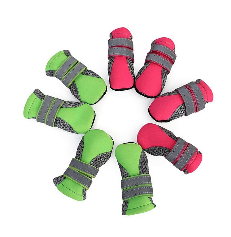 Chaussures de promenade pour chiens en vert et rose, conçues pour confort et sécurité lors des sorties.