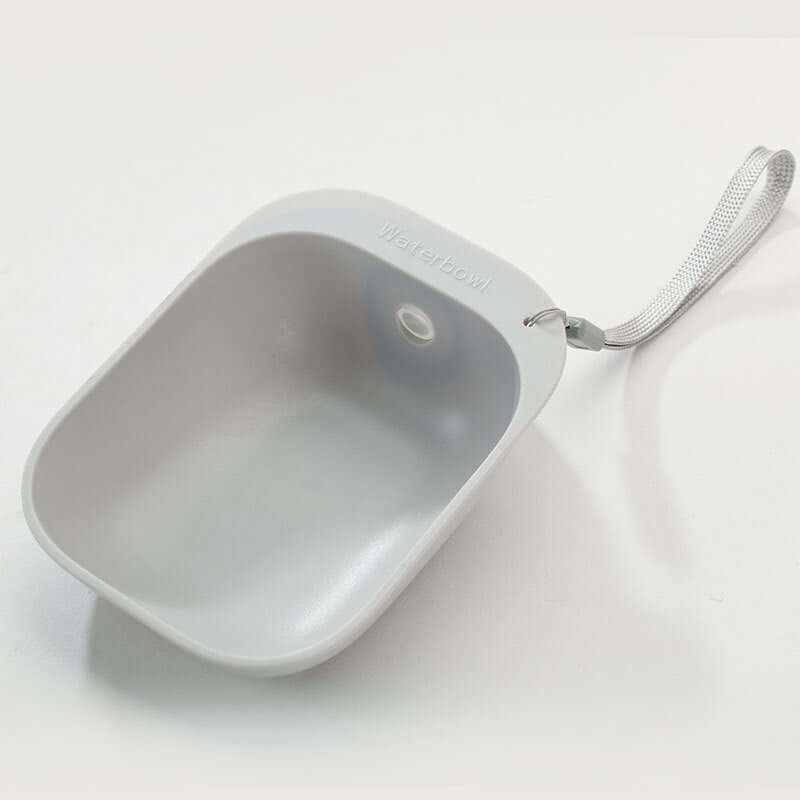 Gourde portable pour animaux en gris, légère et pratique, idéale pour hydrater vos compagnons à quatre pattes.
