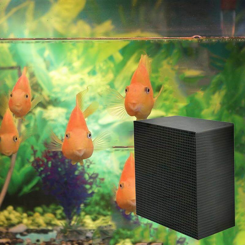 Filtre à eau en charbon actif pour aquarium, optimisant la santé des poissons et des plantes aquatiques.