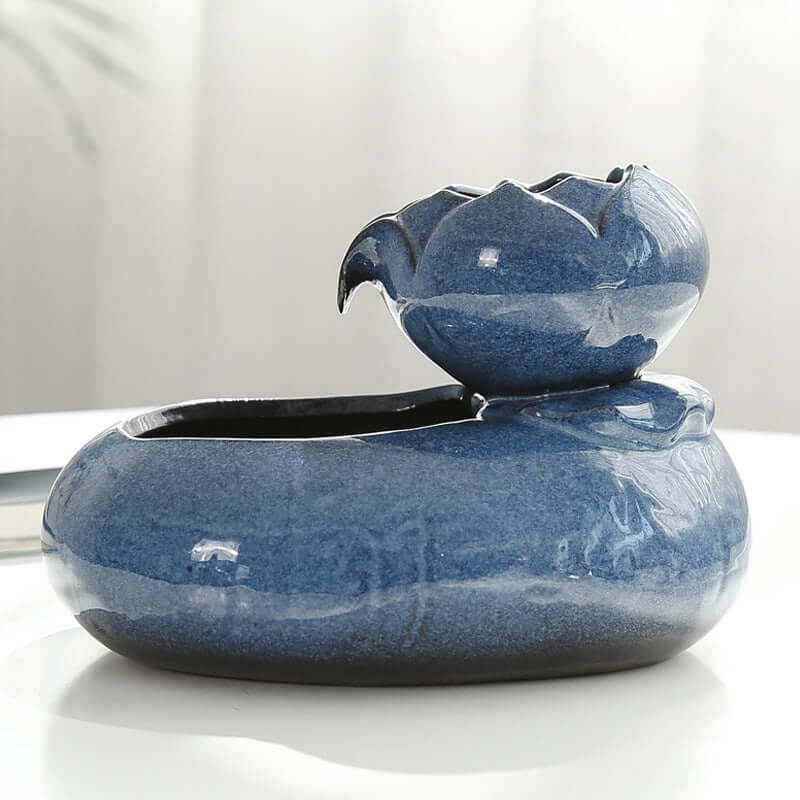 Distributeur de nourriture et d'eau design moderne pour chat, en résine bleue, élégant et fonctionnel.