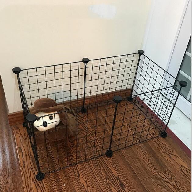 Cage à lapin isolante Splicing Teddy avec un petit jouet en peluche à l'intérieur, sur un sol en bois