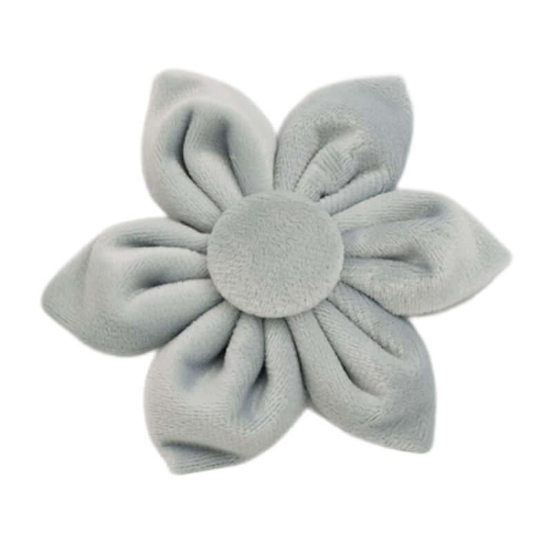 Fleur en velours doux bleu clair, accessoire élégant pour animaux, ajoutant style et confort.