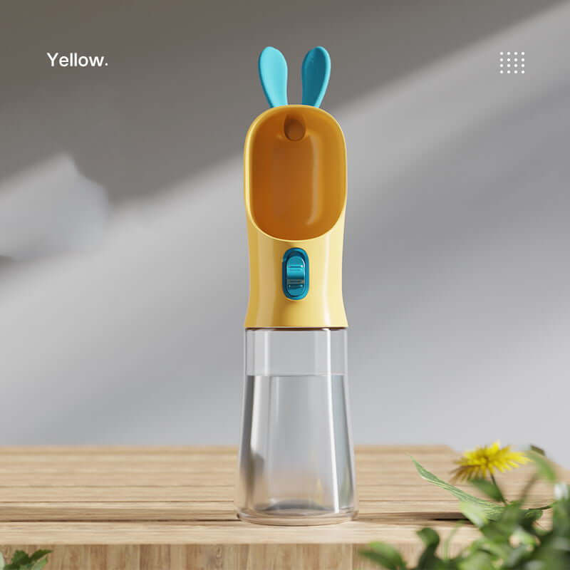 Bouteille d'eau de voyage pour animaux de compagnie en jaune, ergonomique et compacte, idéale pour chiens et chats.