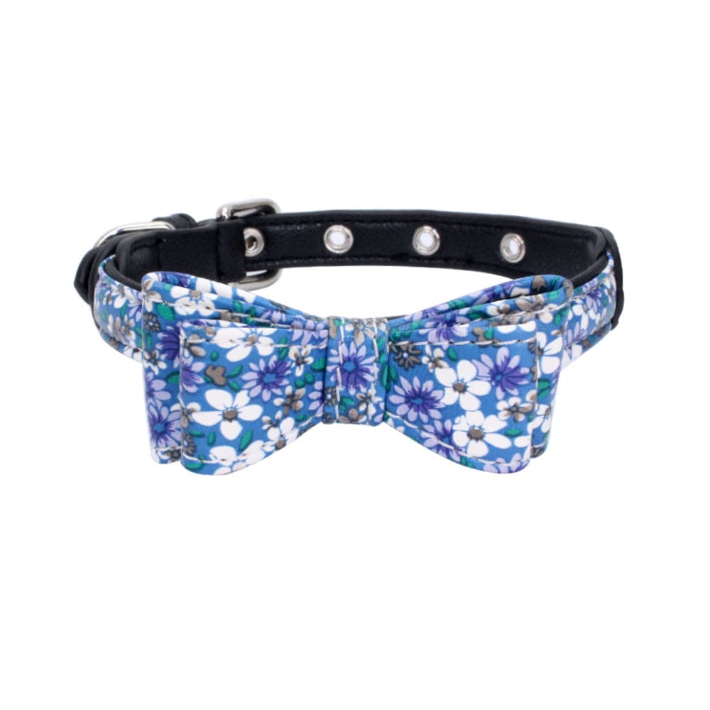 Collier en cuir pour animaux de compagnie avec un élégant nœud papillon floral, disponible en plusieurs tailles.