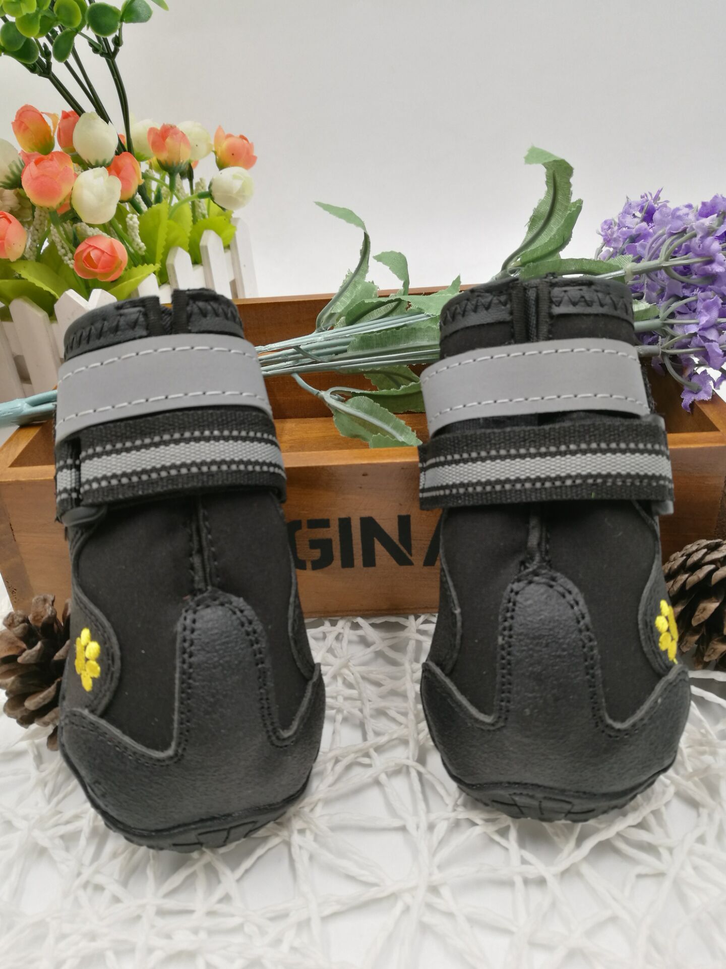 Chaussures pour chiens noires résistantes aux intempéries avec semelle en PVC et fermetures à scratch.