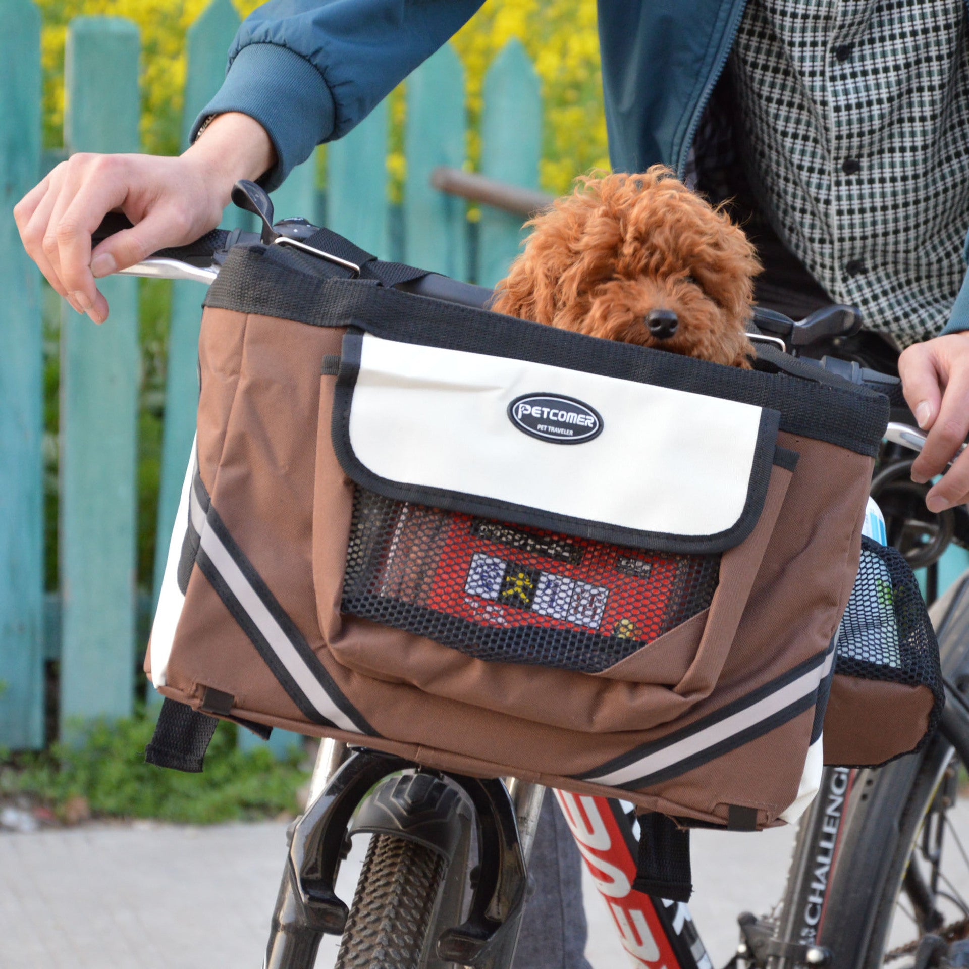 Sac de transport pour animaux de compagnie sur un vélo, avec un chien assis à l'intérieur, idéal pour les aventures en plein air.