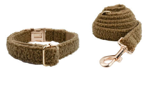 Collier et laisse en corde marron pour chien avec attache dorée, accessoire durable et élégant.