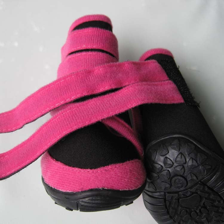 Chaussures pour grands chiens en néoprène rose avec bandes velcro pour un ajustement sûr.