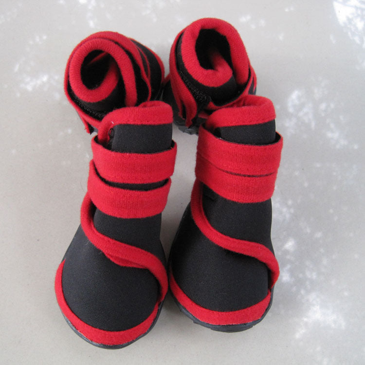 Chaussures pour grands chiens en néoprène rouge et noir, idéales pour confort et protection des pattes.