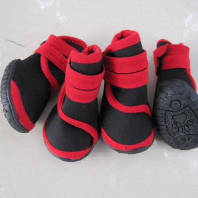 Chaussures pour grands chiens en néoprène noir et rouge, idéales pour protéger les pattes, confort saisonnier.