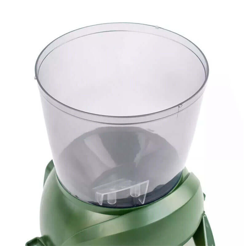 Vue du réservoir transparent du distributeur automatique de nourriture pour poissons de jardin.