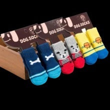 Chaussettes pour animaux en coton avec motifs colorés, idéales pour le confort des chiens.