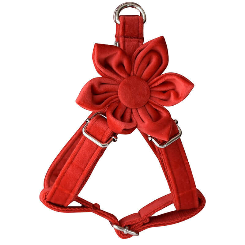 Harnais en flanelle rouge avec une fleur décorative, parfait pour le confort et le style des chiens.