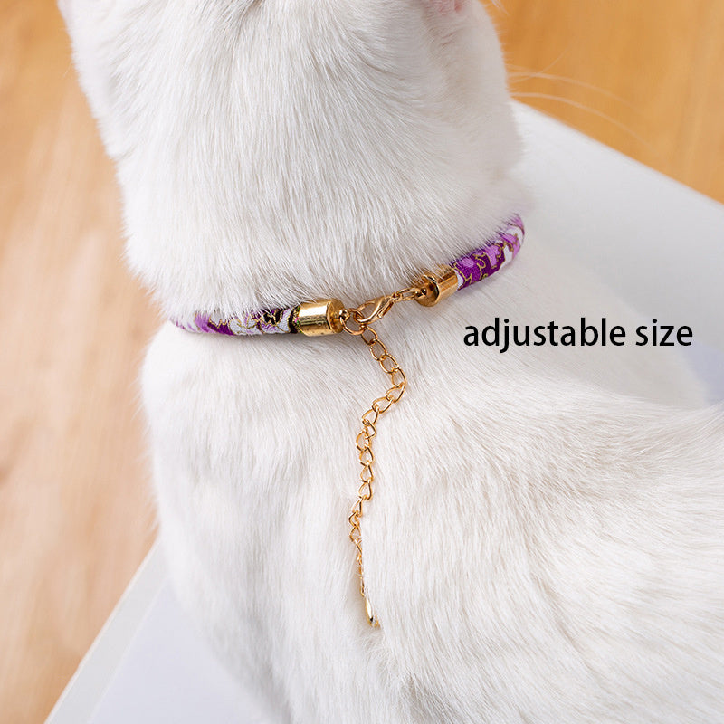 Collier Ethnique à Cloche pour Animaux avec taille ajustable, côtes colorées et design élégant.