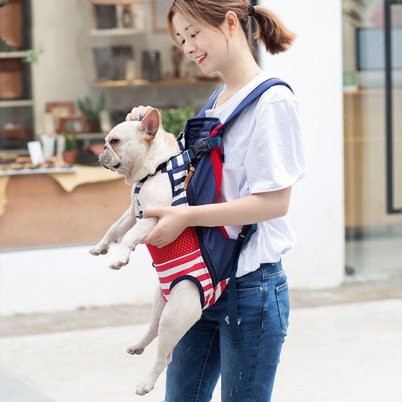 Femme portant un sac à dos pour animaux avec un chien français, parfait pour les sorties confortables.