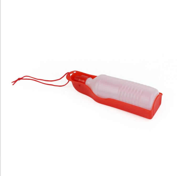 Bouteille d'eau portable pour chiens avec bol, en plastique rouge et transparent, pratique pour l'hydratation des animaux.
