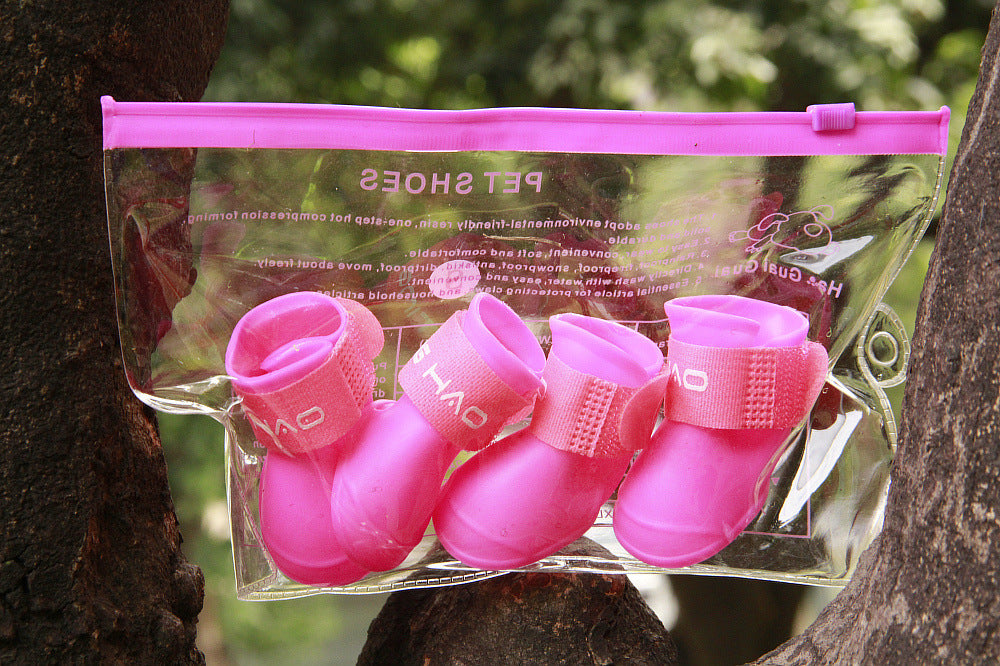 Bottes de pluie pour chiens en PVC rose avec sac de rangement transparent.