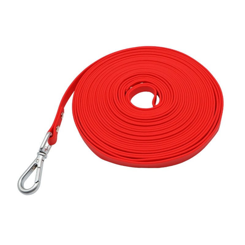Laisse étanche en PVC rouge pour chien, idéale pour promenades et aventures en plein air.